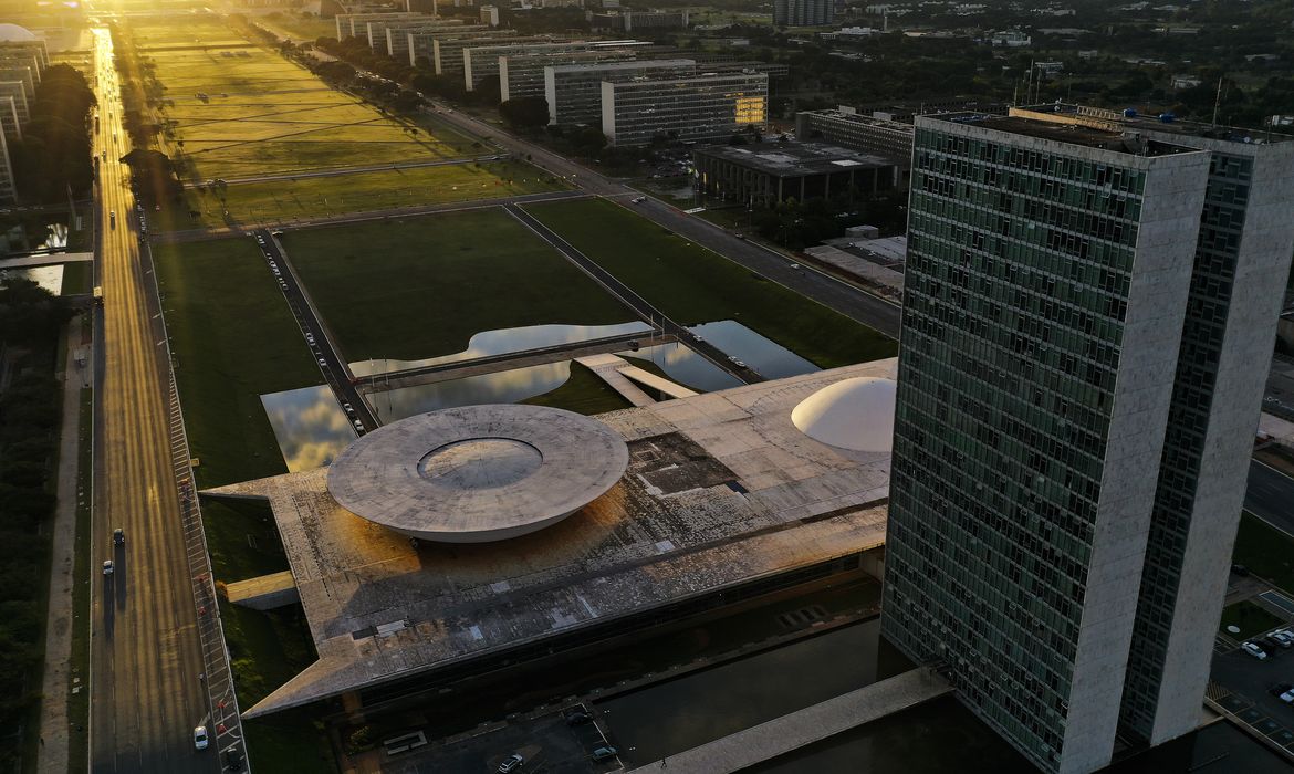 Vista aérea da Esplanada dos Ministérios em Brasília, localizada no Eixo Monumental, via que corta o Plano Piloto no sentido leste-oeste