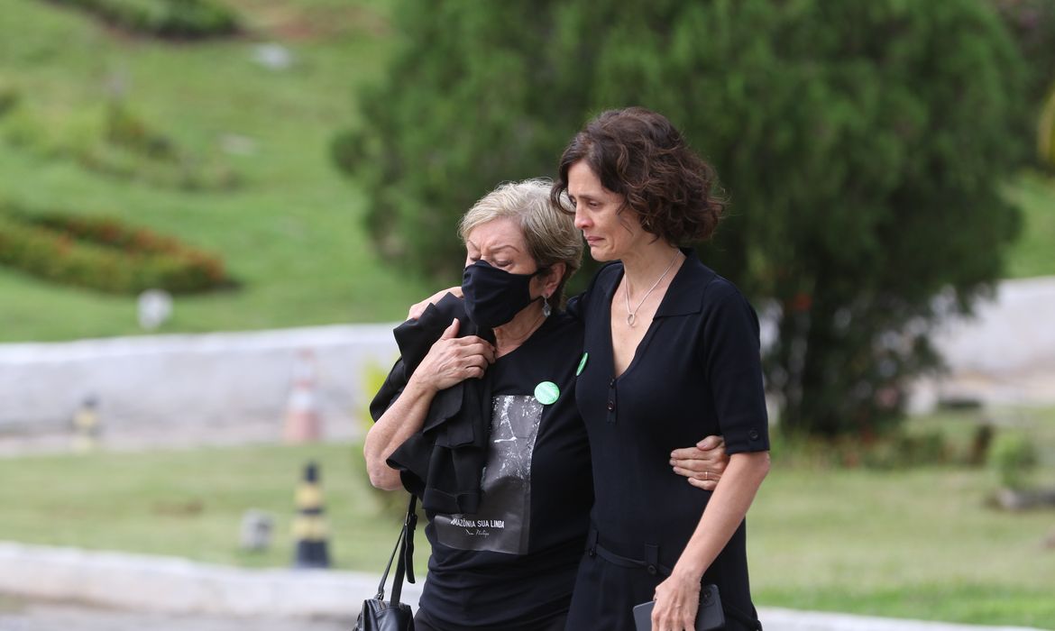 Alessandra Sampaio, mulher do correspondente e sua mãe, Maria Lúcia Farias Sampaio, chegam ao funeral do jornalista inglês Don Phillips, no Cemitério Parque da Colina, em Niterói.
