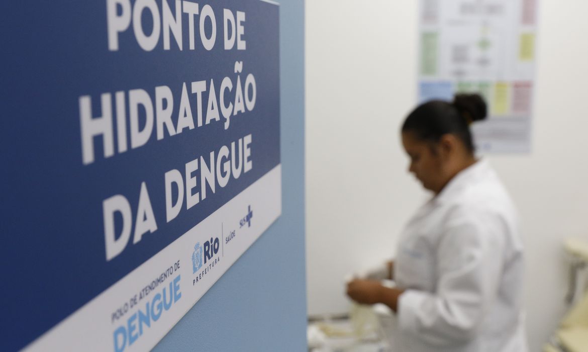 Rio de Janeiro (RJ) 27/02/2024 – Pacientes buscam atendimento médico para dengue na Policlínica Hélio Pellegrino. Foto: Fernando Frazão/Agência Brasil