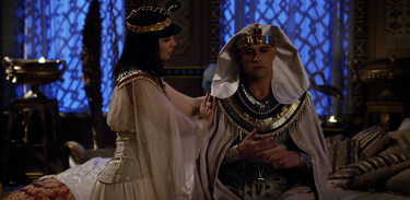 Nefertari tenta convencer Ramsés a libertar os hebreus