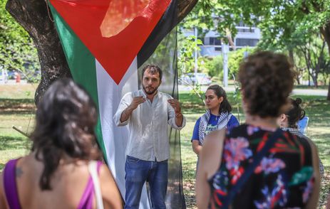 Rafa Neddermeyer/Agência Brasil Brasília (DF), 15/10/2023, O socioambientalista Thiago Ávila, durante aula pública Pró-Palestina, na asa norte em Brasília. Foto: Antônio Cruz/Agência Brasil
