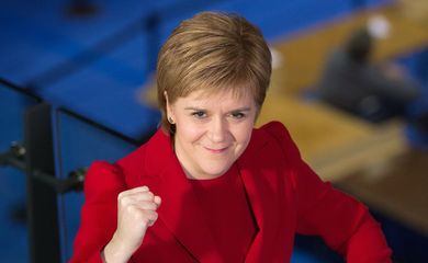 A primeira-ministra escocesa, Nicola Sturgeon, comemora a aprovação do referendo: “o povo escocês deveria ter o direito de escolher entre o Brexit ou converter-se em um país independente
