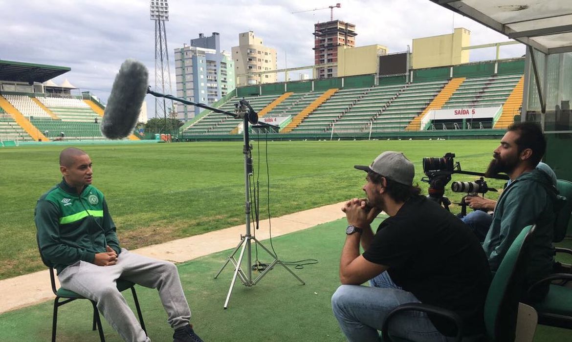 O cineasta Luís Ara durante a produção do documentário sobre o time do Chapecoense