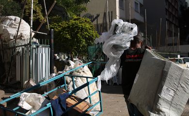  Catadores coletam material para reciclagem na Avenida Nove de Julho, região central.