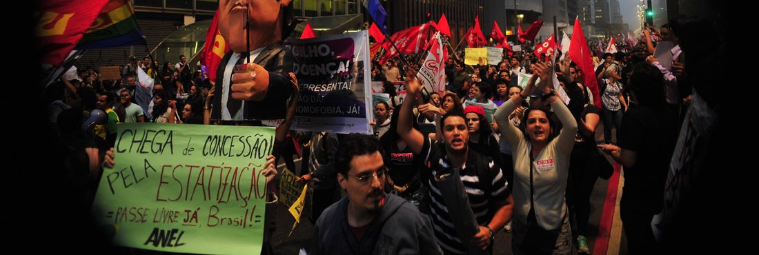 Manifestantes em São Paulo ocupam a Avenida Paulista
