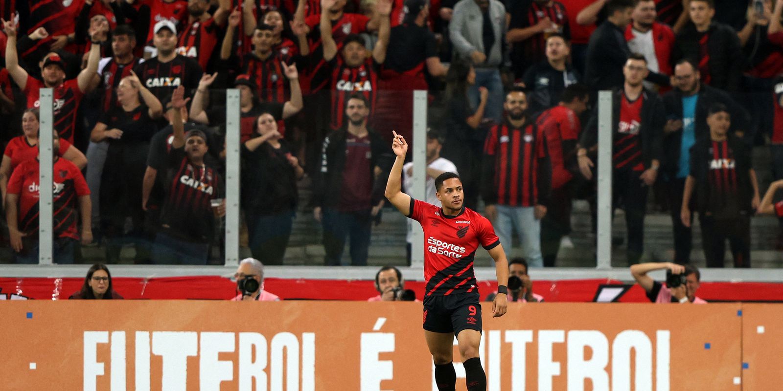 Libertadores: Athletico-PR bate Galo por 2 a 1 em clássico brasileiro