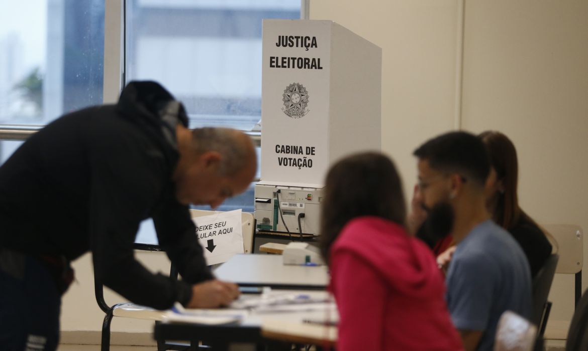 São Paulo (SP), 27/10/2024 - Eleitores comparecem para votação no segundo turno das eleições para prefeito na UNIP Paraiso.Foto: Paulo Pinto/Agência Brasil