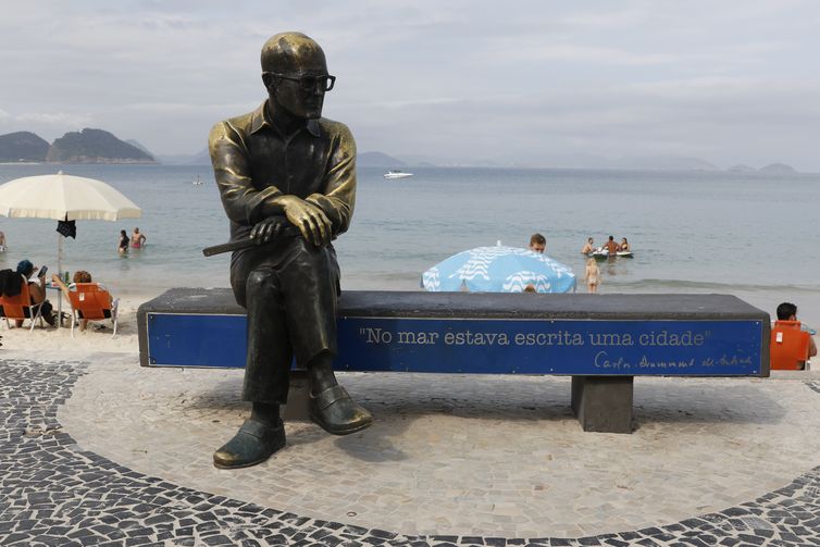 Fernando Frazão/Agência Brasil Estátua de Carlos Drummond de Andrade no calçadão de Copacabana tem óculos recolocados após serem roubados.