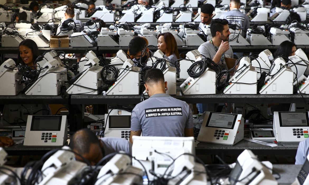 Técnicos do TRE-DF realizam a conferência e a lacração de urnas eletrônicas para o 1º turno das Eleições 2022.