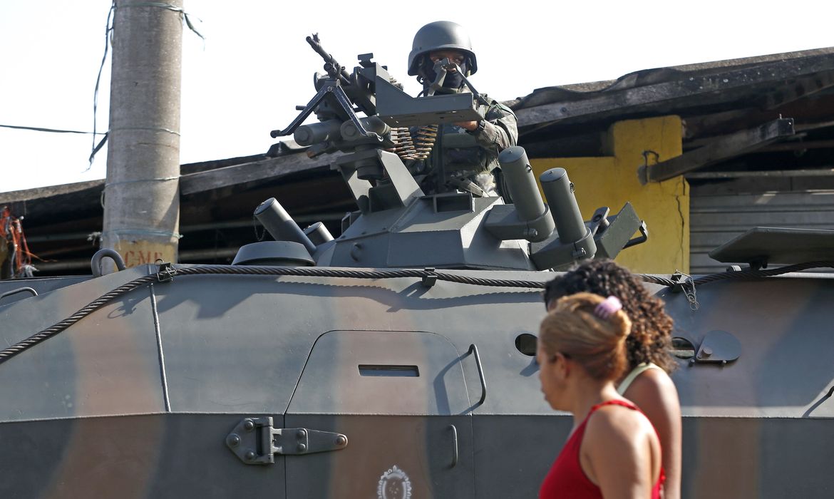 Rio de Janeiro - Operação do Comando Conjunto das forças de segurança no Complexo do Lins, zona norte da cidade (Tânia Rêgo/Agência Brasil)