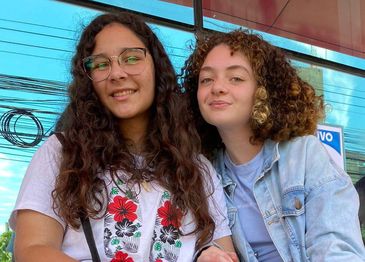 A estudante Luana Alves Venâncio, à esquerda, e sua nova amiga Carolina Cristina de Oliveira Fogo.