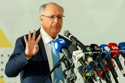 Brasília (DF), 14/07/2025 - Vice presidente, Geral do Alckmin, durante entrevista após assinatura de medida provisória que concede isenção da taxa de serviço metrológico para verificação de taxímetros.
Foto: Valter Campanato/Agência Brasil