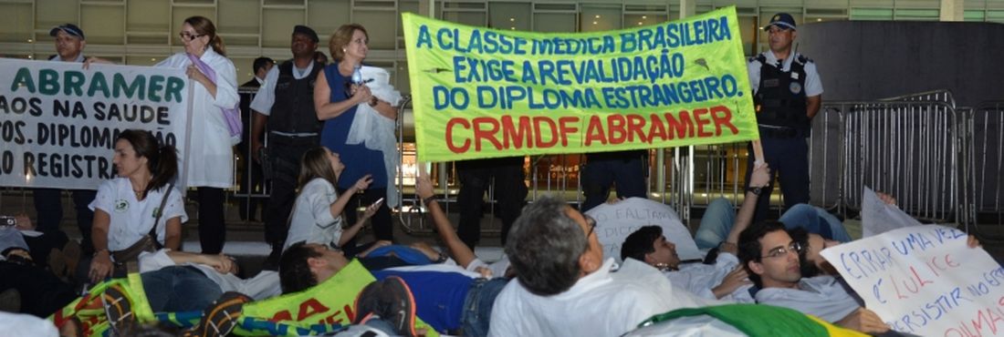 Médicos protestaram em Brasília