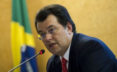 Brasília - O ministro de Minas e Energia, Eduardo Braga, fala sobre o arremate das concessões das 29 usinas hidrelétricas ofertadas em leilão da Aneel, com arrecadação de R$ 17 bilhões (Marcelo Camargo/Agência Brasil)