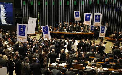 Brasília - Deputados de partidos de oposição ao governo tentam adiar a votação em plenário do projeto de lei (6787/16), que trata da reforma trabalhista (Antonio Cruz/Agência Brasil)