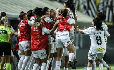 Time do Santos comemora vitória no campeonato brasileiro