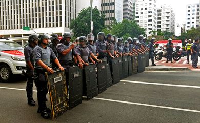 São Paulo - A Polícia Militar reprimi a manifestação de universitários da USP, com bombas de feito moral e gás lacrimogêneo, os estudantes protestavam na Avenida Paulista (Foto repórter - Fernanda Cruz/Agência Brasil)