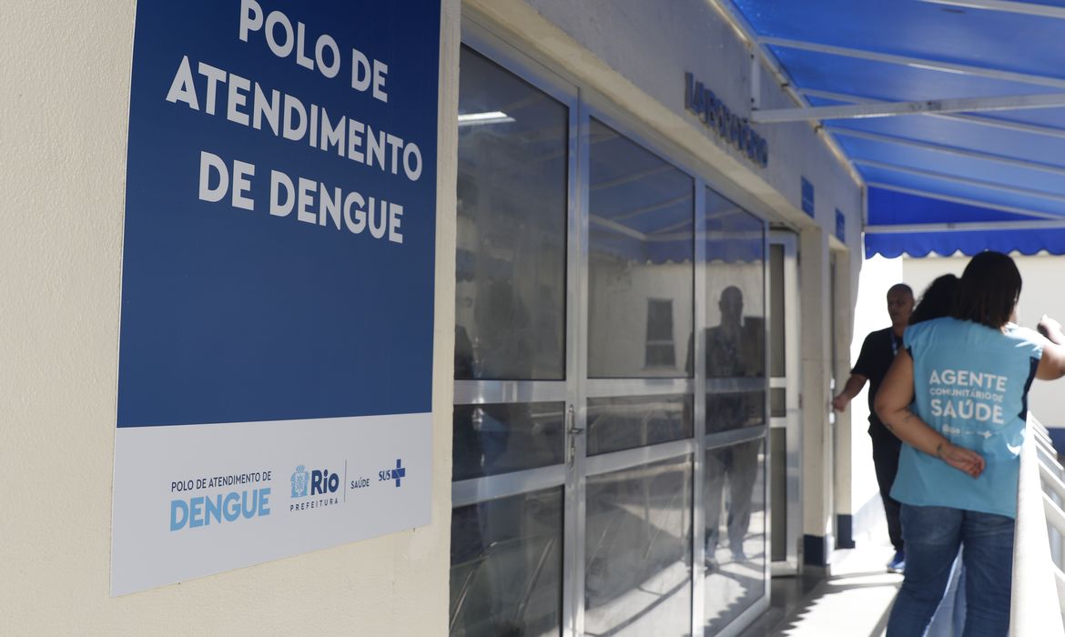 Rio de Janeiro (RJ) 27/02/2024 – Pacientes buscam atendimento médico para dengue na Policlínica Hélio Pellegrino. Foto: Fernando Frazão/Agência Brasil