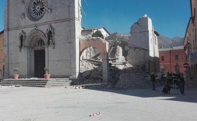 A Basílica de São Benedito, em Norcia, na região central da Itália, ficou completamente destruída, após o forte tremor deste domingo