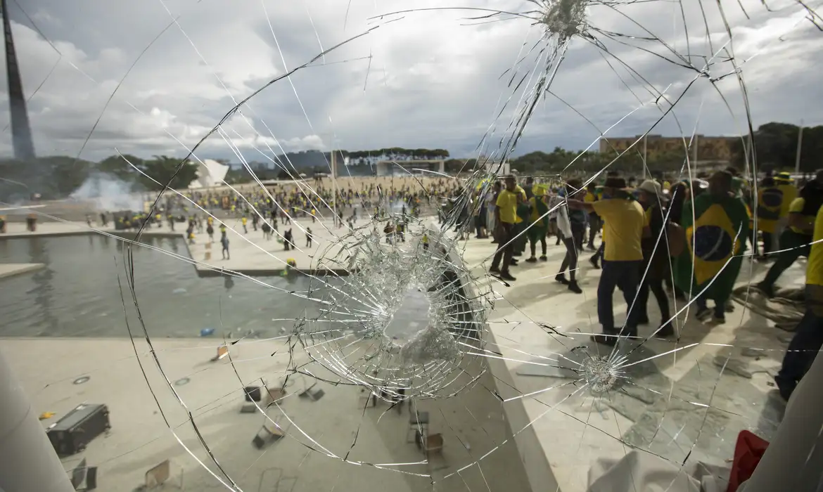 Brasilia 07/02/2023 - Manifestantes invadem predios publicos na praca dos Tres Poderes, na foto manifestantes na rampa de ascesso do Palacio do Planalto