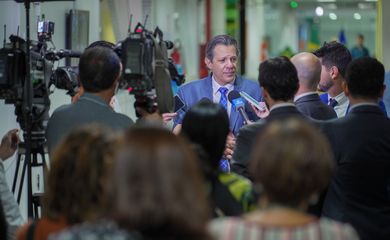 Brasília (DF), 02/08/2023, O ministro da Fazenda, Fernando Haddad, fala a imprensa, após entrevista ao programa Bom dia, ministro, nos estúdios da EBC.  Foto: Rafa Neddermeyer/Agência Brasil