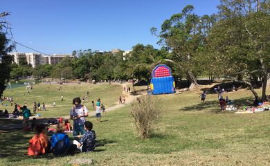 Quinta da Boa Vista recebe turistas e manifestação pelo Museu Nacional no Rio de Janeiro.