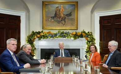 Biden se reúne com líderes do Congresso