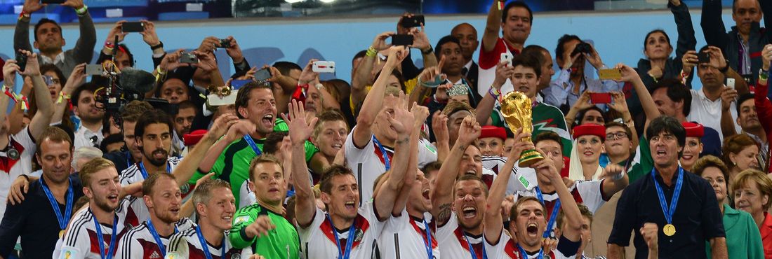 Jogadores alemães comemoram o título após 24 anos de jejum.