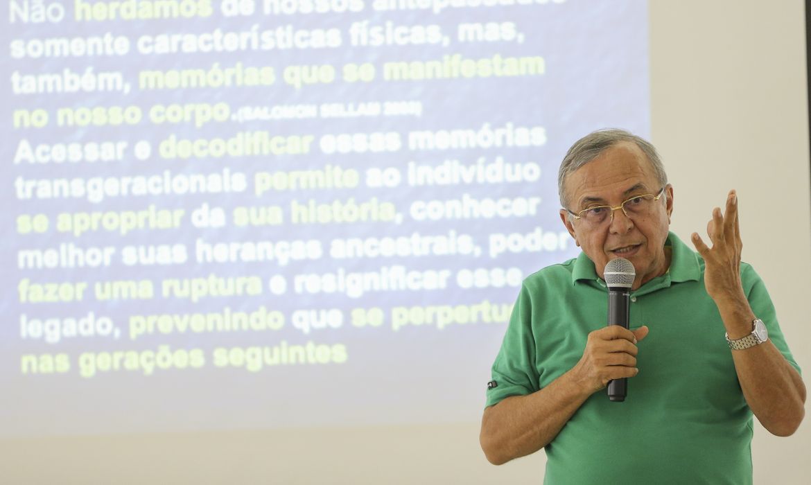 Adalberto Barreto, criador da terapia comunitária, durante curso de formação, em Brasília.