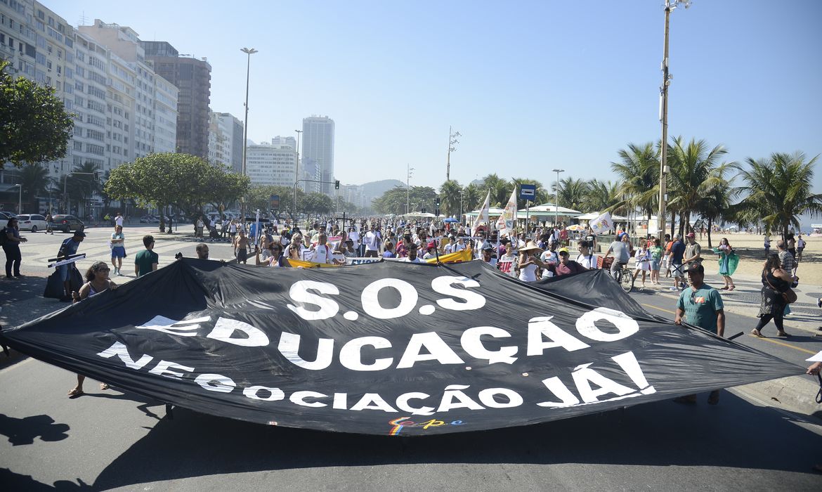 Rio de Janeiro - Profissionais da rede estadual de educação protestaram na manhã de hoje (10) na Praia de Copacabana por melhores condições de trabalho. (Tomaz Silva/Agência Brasil)