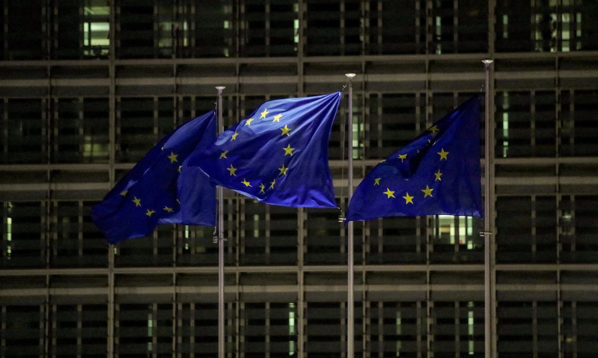 Bandeiras da União Europeia tremulam do lado de fora da sede da Comissão Europeia em Bruxelas
10/12/2020
Reuters/Yves Herman/Proibida reprodução