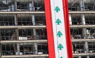 Uma grande bandeira libanesa é vista em um prédio danificado em Beirute