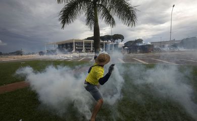 Brasilia (DF) 08/01/2023 - Golpistas invadem prédios públicos na praça dos Três Poderes.  Na foto, vândalo atira objeto contra prédio do STF.