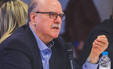Secretário Municipal de Planejamento e Assuntos Estratégicos, de Porto Alegre, Cezar Schirmer, explica o que prefeitura tem feito para devolver a normalidade à cidade. Foto: Giulian Serafim/PMPA