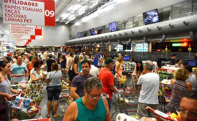 Vitória (ES) - Supermercados lotados com filas nos caixas e na entrada funcionam com horário reduzido (Tânia Rêgo/Agência Brasil)