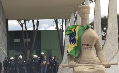 Brasília (DF) 08.01.2023  - Estátua da Justiça, em frente ao Supremo Tribunal Federal (STF), pichada. 