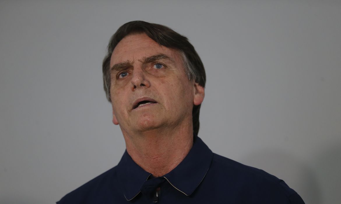 O candidato à presidencia da República Jair Bolsonaro (PSL) concede entrevista ao receber faixa preta de jiu-jitsu em homenagem de lutadores, no bairro Jardim Botânico.
