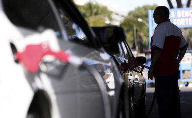 Brasília - Postos de combustíveis reajustam os preços e repassam para o consumidor o aumento da alíquota do PIS e Cofins pelo litro da gasolina(Marcelo Camargo/Agência Brasil)