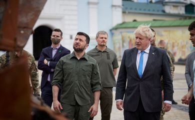 Johnson e Zelenskiy caminham em Kiev, durante visita do primeiro-ministro britânico