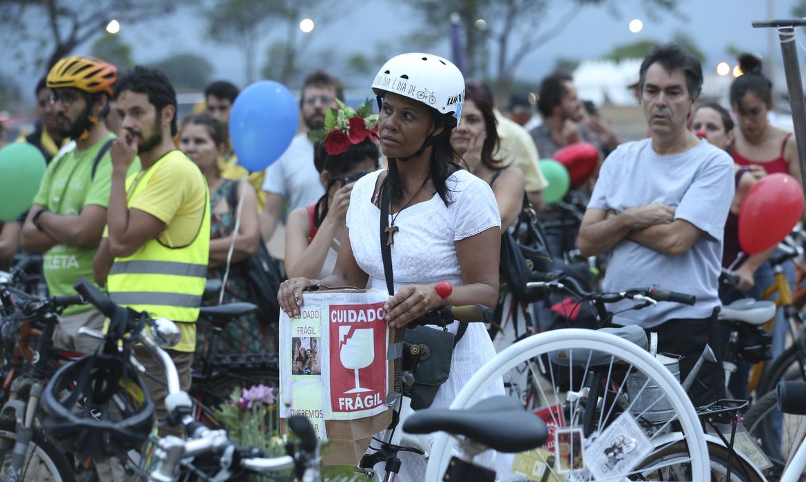 Brasília - Ciclistas homenageiam Raul Aragão, voluntário do projeto Bike Anjo e parte da coordenação da Rodas da Paz. Raul foi atropelado e morto perto de casa, na Asa Norte (Fabio Rodrigues Pozzebom/Agência Brasil)