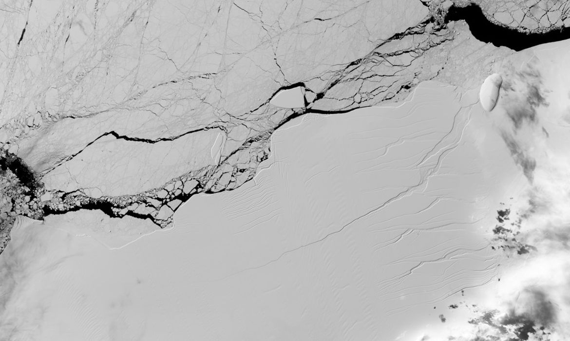 Imagem de satélite de uma longa rachadura na plataforma de gelo Larsen C, tomada em 8 de Março de 2017