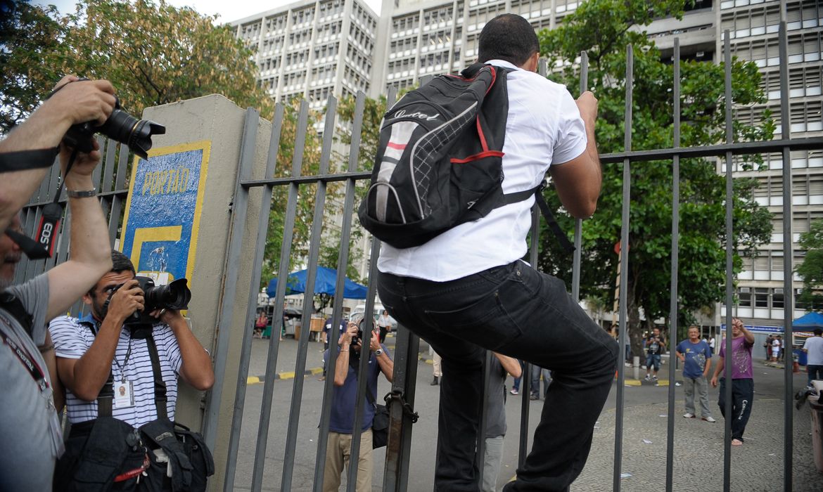 Rio de Janeiro - Candidato Vitor Gomes chega atrasado e tenta pular portão para fazer o Exame Nacional do Ensino Médio (Enem) na Uerj (Fernando Frazão/Agência Brasil)