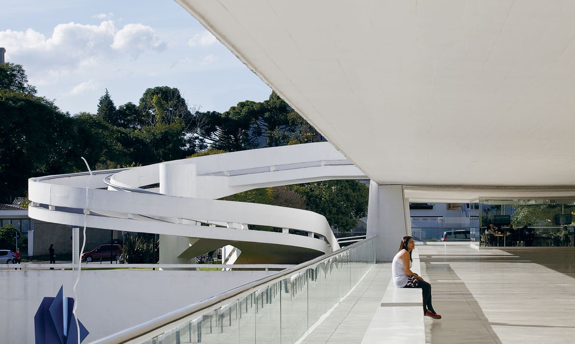Museu Oscar Niemeyer é um espaço dedicado à exposição de Artes Visuais, Arquitetura, Urbanismo e Design (Leonardo Finotti/Museu Oscar Niemeyer - Divulgação)