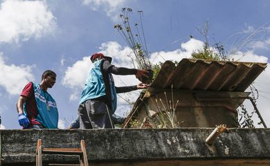 Osasco (SP) 15/03/2024 - Equipes da Zoonoses realizam trabalho de campo no combate aos focos da Dengue nos bairros da cidade.
Foto: Paulo Pinto/Agência Brasil
