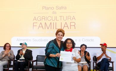 Brasília - Presidenta Dilma Rousseff entrega certificado a ex-aluna do Pronera, Deusamar Sales Matos, no lançamento do Plano Safra da Agricultura Familiar  (Roberto Stuckert Filho/PR)