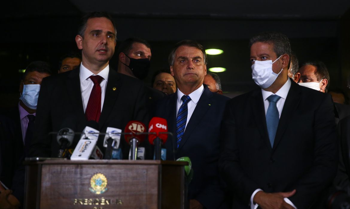 Os presidente do Senado Federal, Rodrigo Pacheco, da República Jair Bolsonaro, e o da Câmara dos Deputados, Arthur Lira, durante declaração após entrega da medida provisória que trata da privatização da Eletrobrás.