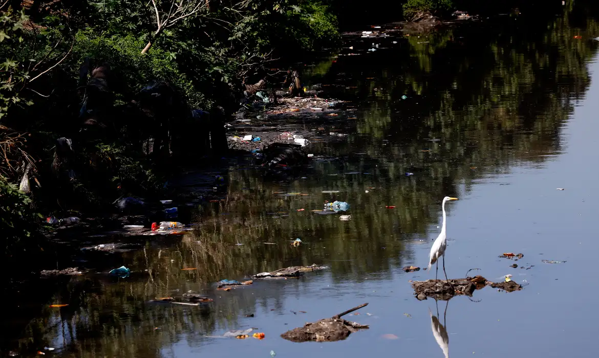 Rio de Janeiro (RJ), 29/08/2024 - Rio Faria-Timbó, na comunidade de Manguinhos, zona norte da cidade. Um esgoto a céu aberto. Foto: Tânia Rêgo/Agência Brasil