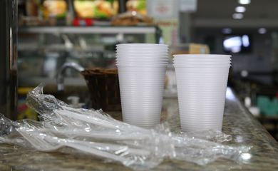 Prefeitura sanciona lei que proíbe o fornecimento de produtos descartáveis feitos de plástico em estabelecimentos comerciais na cidade de São Paulo