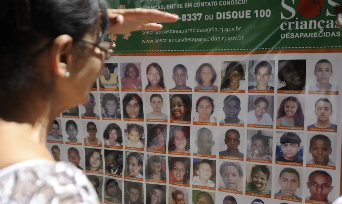 Rio de Janeiro - O Programa SOS Crianças Desaparecidas faz ato público para divulgar imagens de crianças e adolescentes desaparecidos (Tânia Rêgo/Agência Brasil)