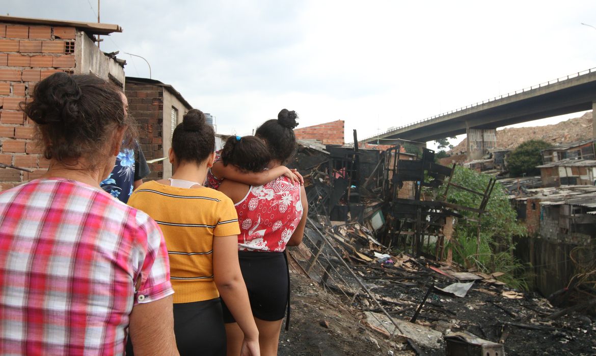 São Paulo (SP), 27/04/2023 - Incêndio na comunidade Campala, também conhecida como Chaparral, ao lado da comunidade Pau Queimado, na Penha, zona leste da capital. Foto: Rovena Rosa/Agência Brasil